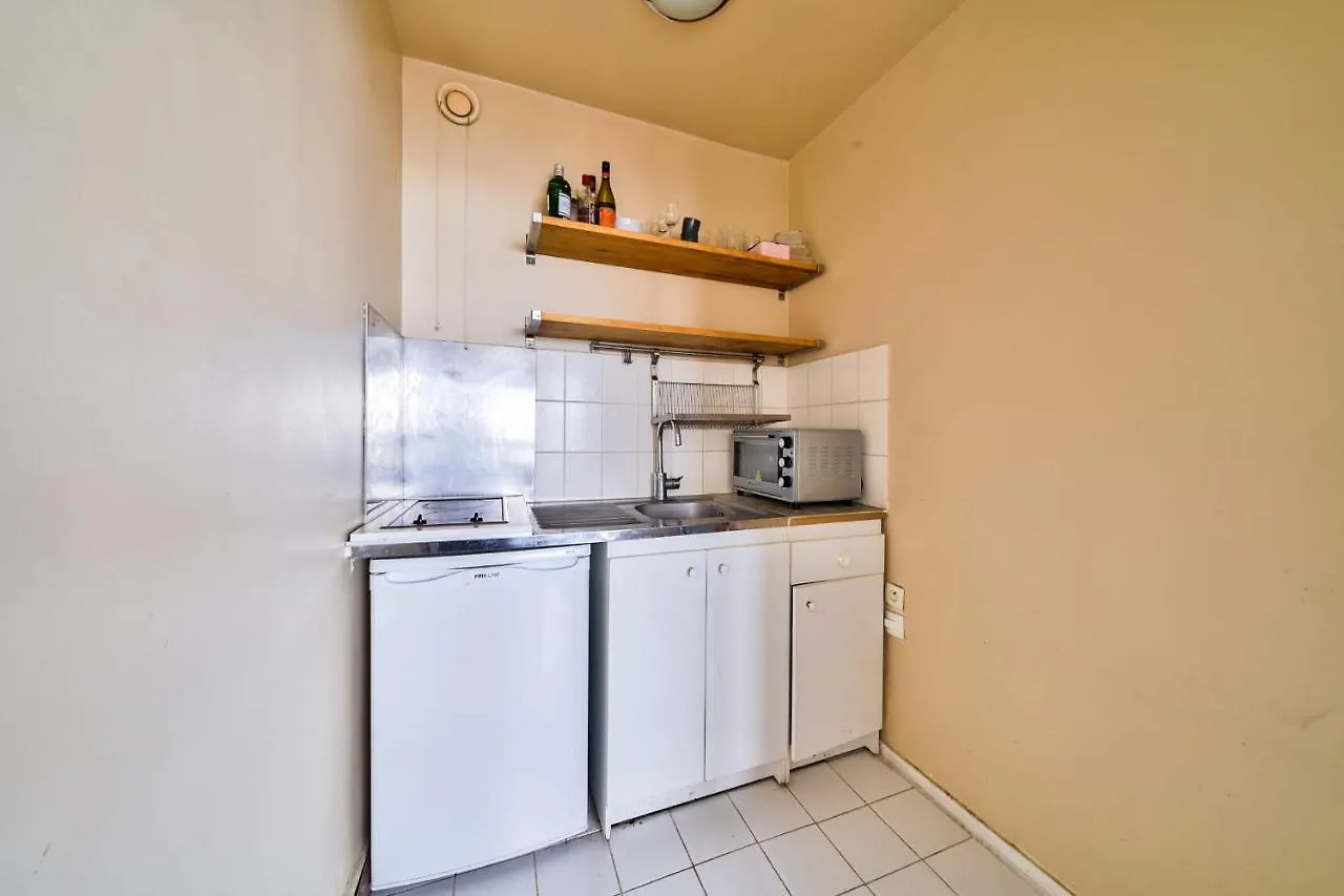 Modern Studio Apartment - 13Th contacts